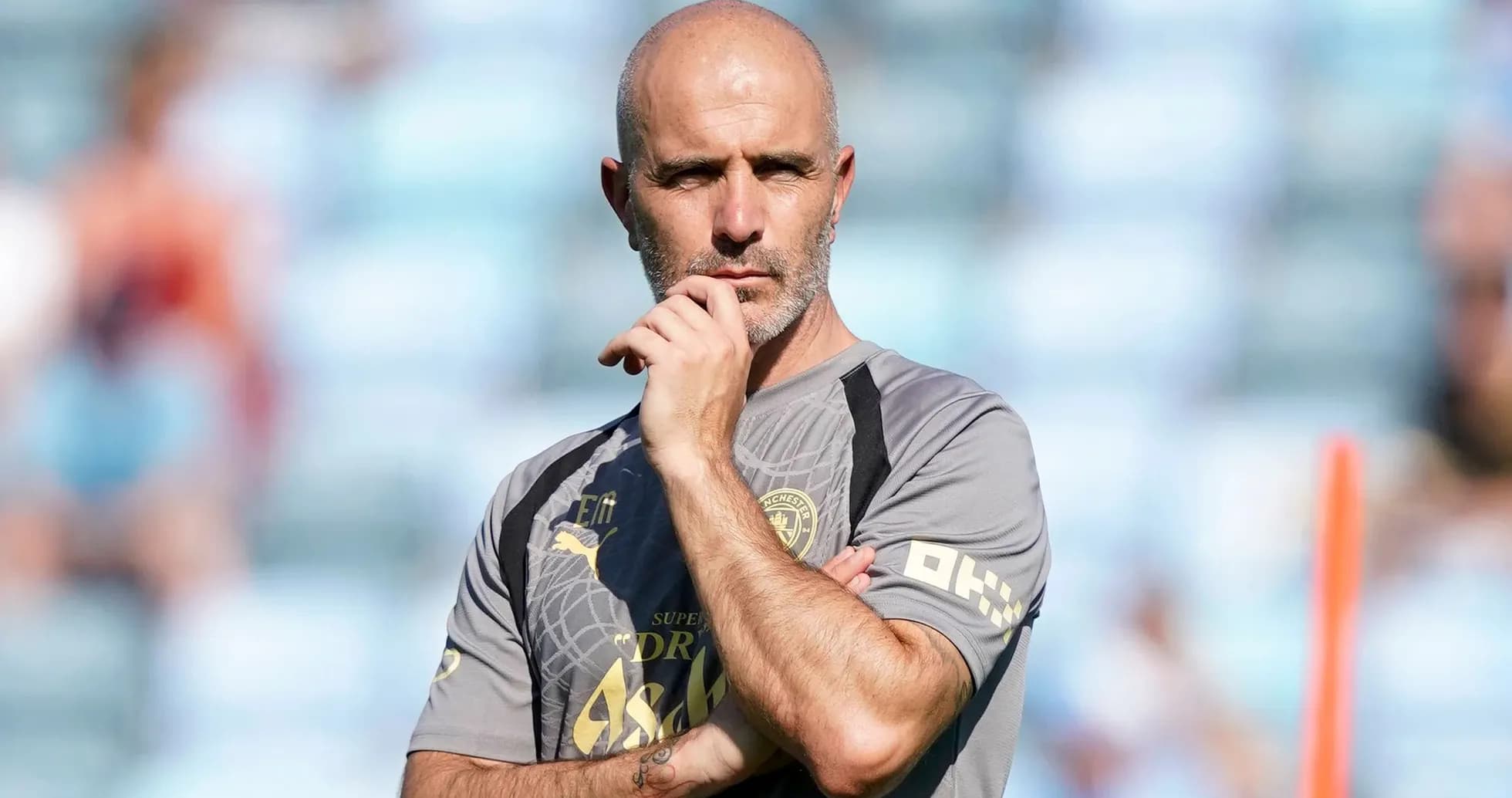 Entrenador pensativo en la sesión de entrenamiento Entrenador pensativo en la sesión de entrenamiento