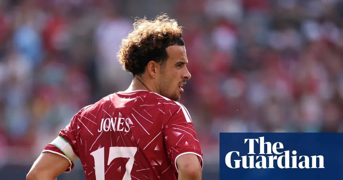 Jugador con camiseta roja en el campo de fútbol Jugador con camiseta roja en el campo de fútbol