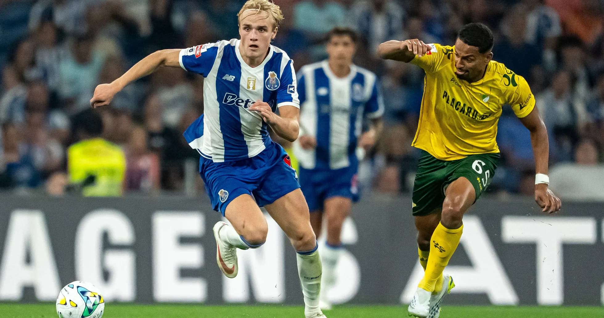 Jugador del Porto corriendo con el balón durante el partido Jugador del Porto corriendo con el balón durante el partido