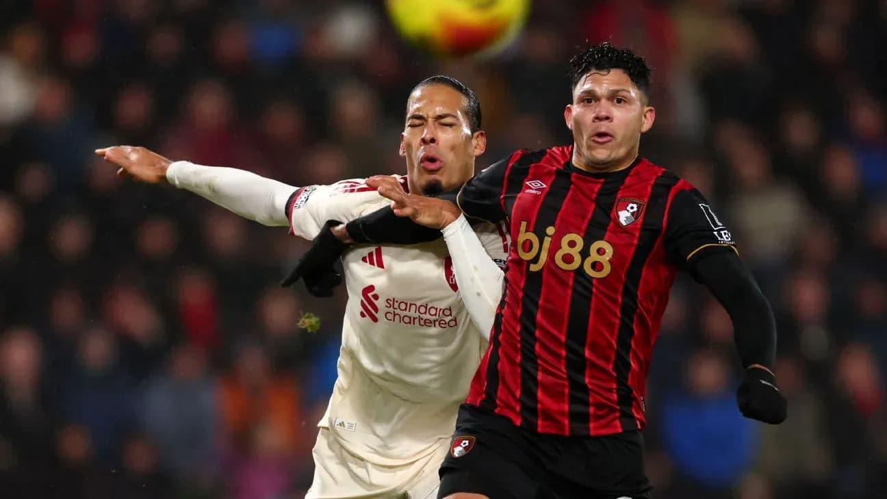 Jugador de Bournemouth compitiendo por el balón Jugador de Bournemouth compitiendo por el balón