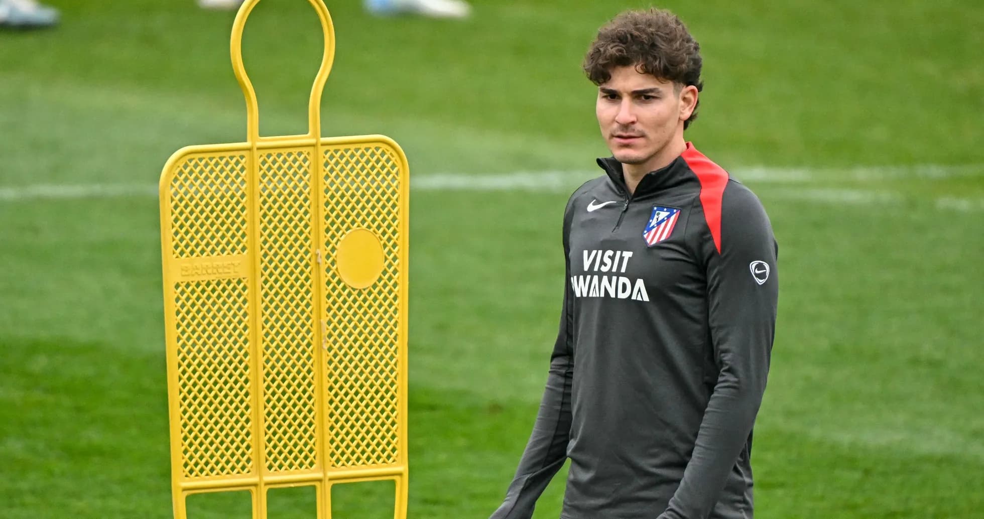 Jugador de Atlético de Madrid en entrenamiento con cono Jugador de Atlético de Madrid en entrenamiento con cono