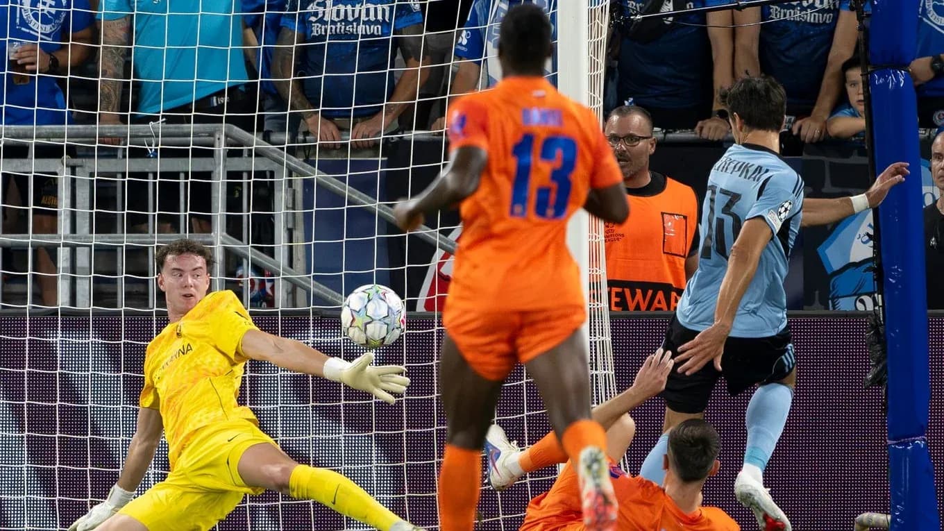 Portero detiene un tiro en el partido Portero detiene un tiro en el partido
