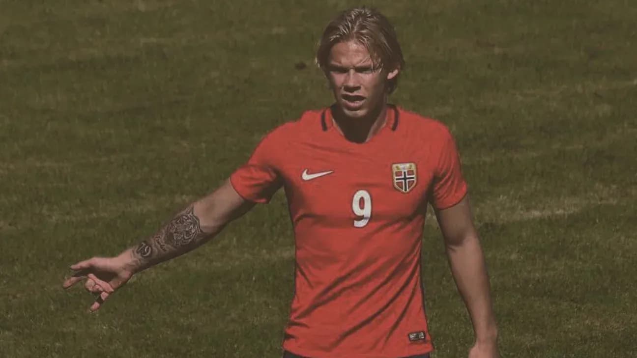Jugador de Noruega señalando en el campo de juego Jugador de Noruega señalando en el campo de juego