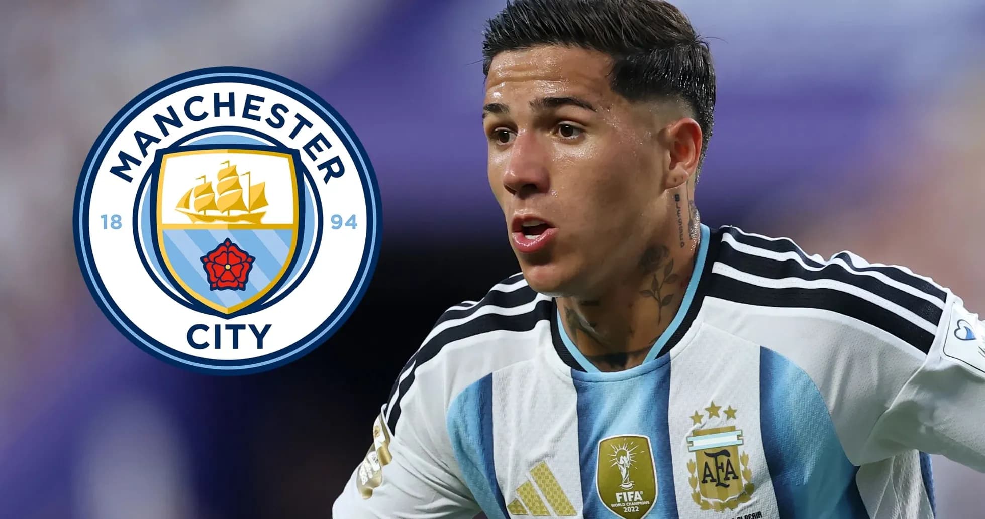 Jugador argentino con camiseta de Argentina y logo de Manchester City Jugador argentino con camiseta de Argentina y logo de Manchester City