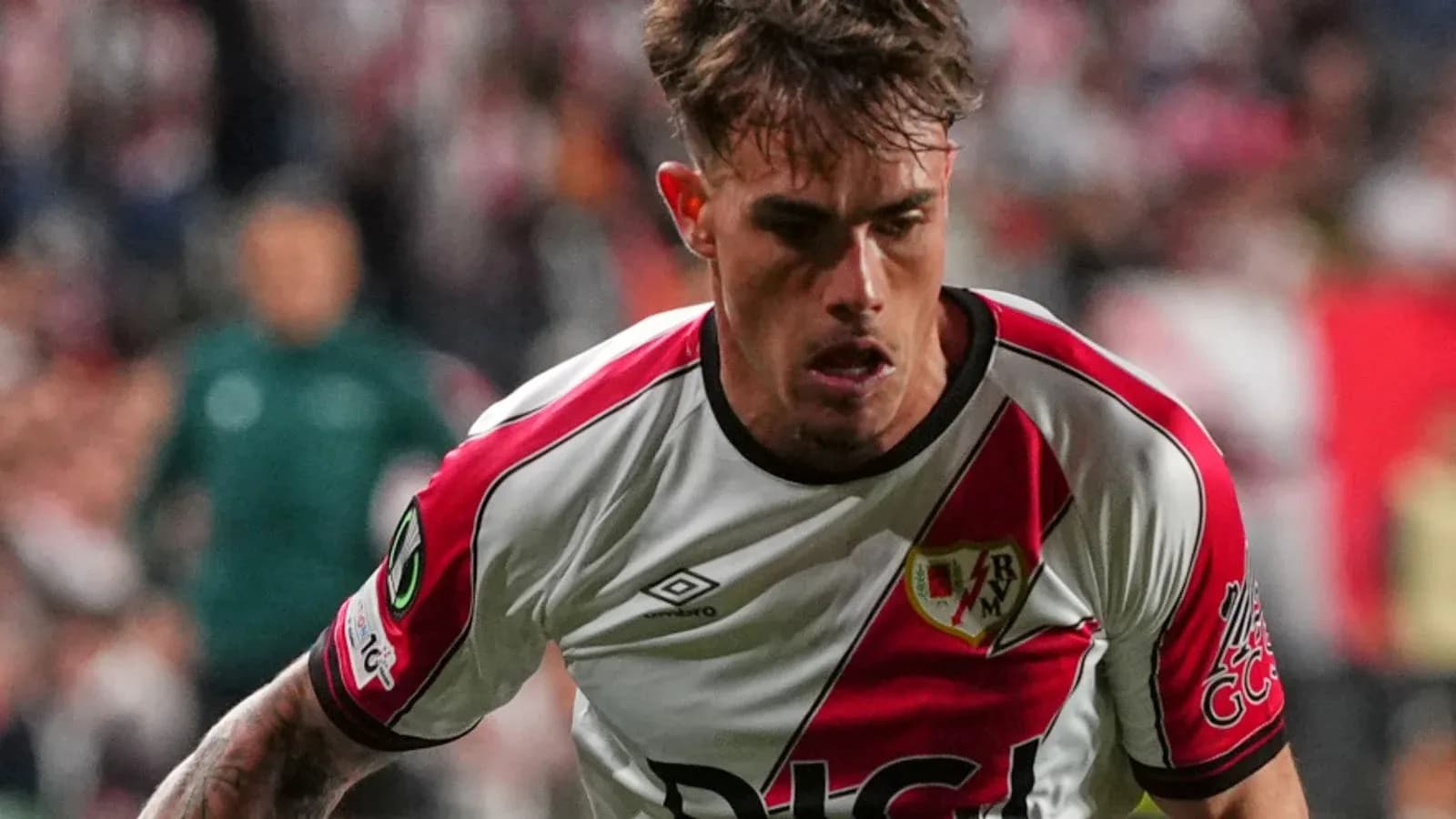 Jugador de Rayo Vallecano corriendo durante un partido Jugador de Rayo Vallecano corriendo durante un partido