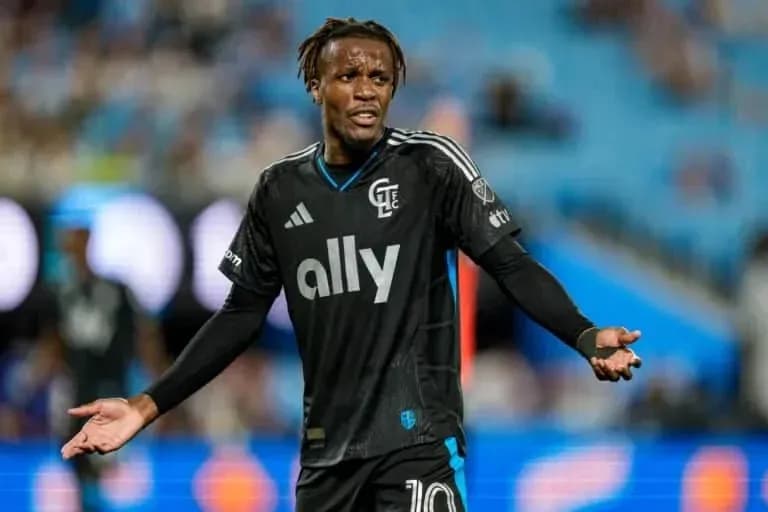 Jugador con camiseta negra gesticulando en el campo Jugador con camiseta negra gesticulando en el campo