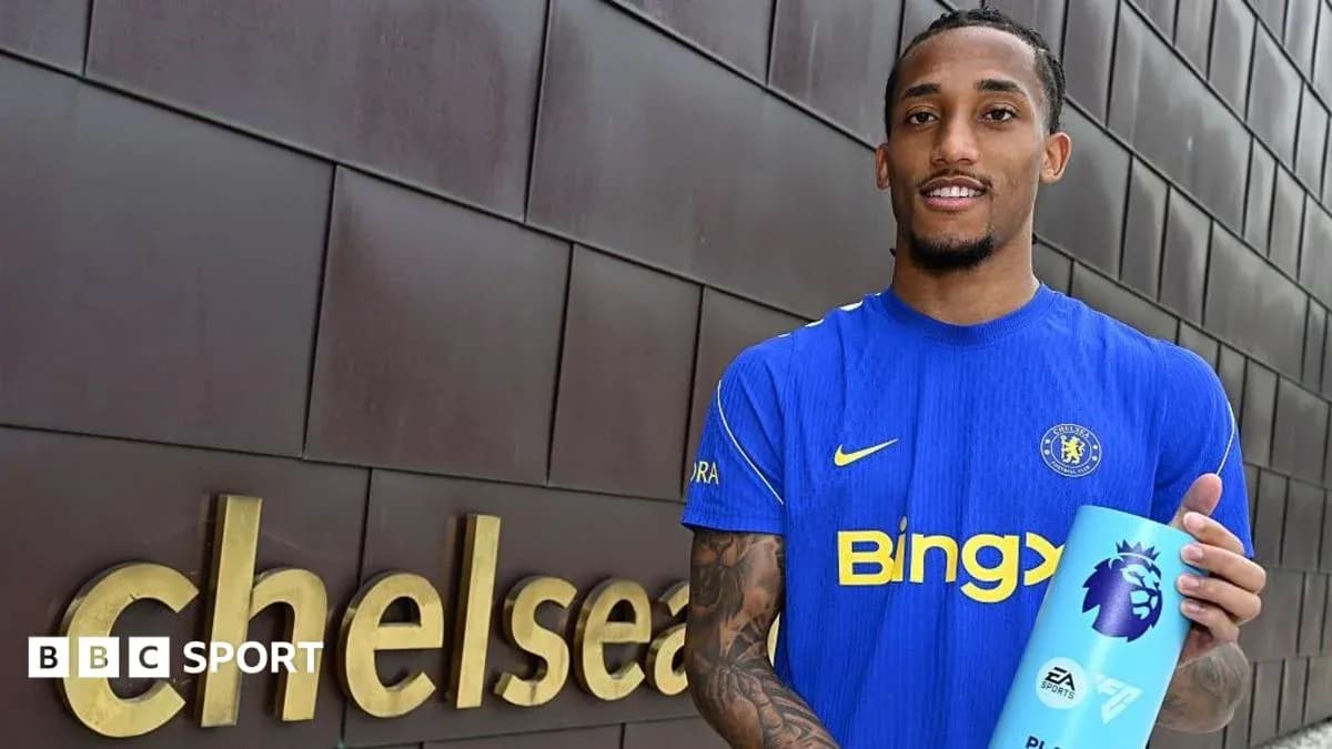 Jugador de Chelsea sosteniendo trofeo de jugador del mes Jugador de Chelsea sosteniendo trofeo de jugador del mes