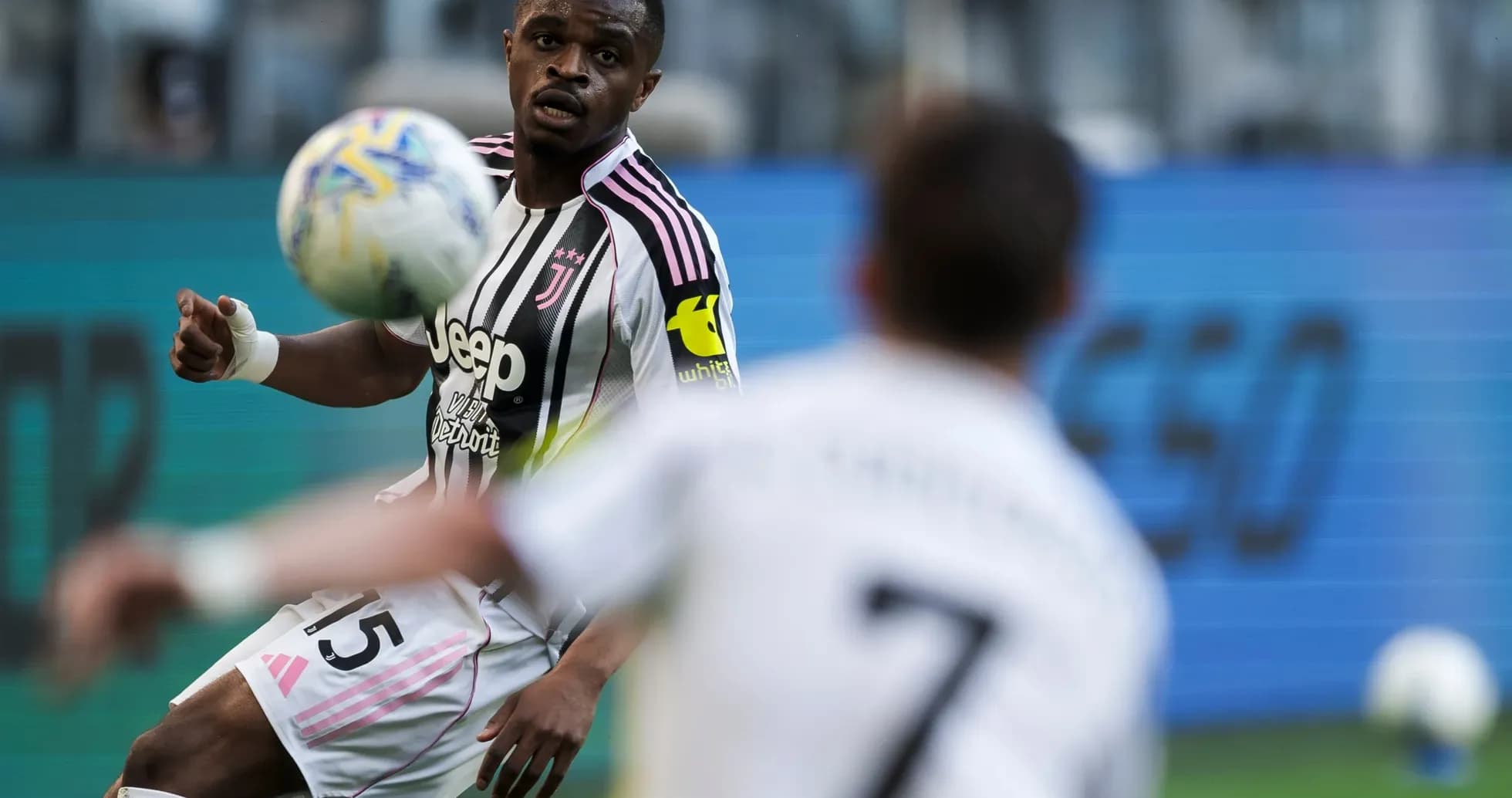 Jugador de Juventus controlando el balón Jugador de Juventus controlando el balón