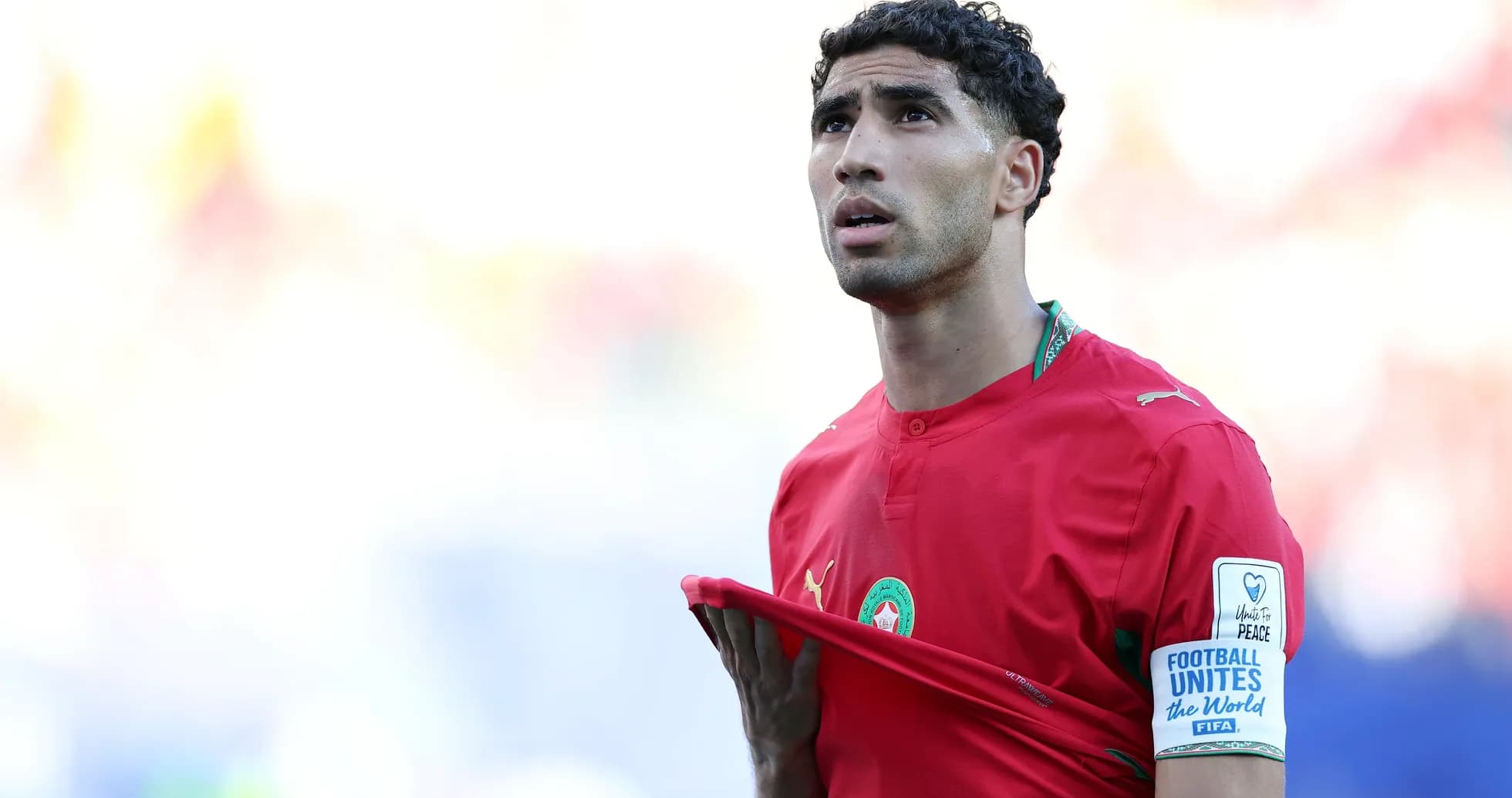 Jugador de Marruecos sosteniendo su camiseta durante el partido Jugador de Marruecos sosteniendo su camiseta durante el partido