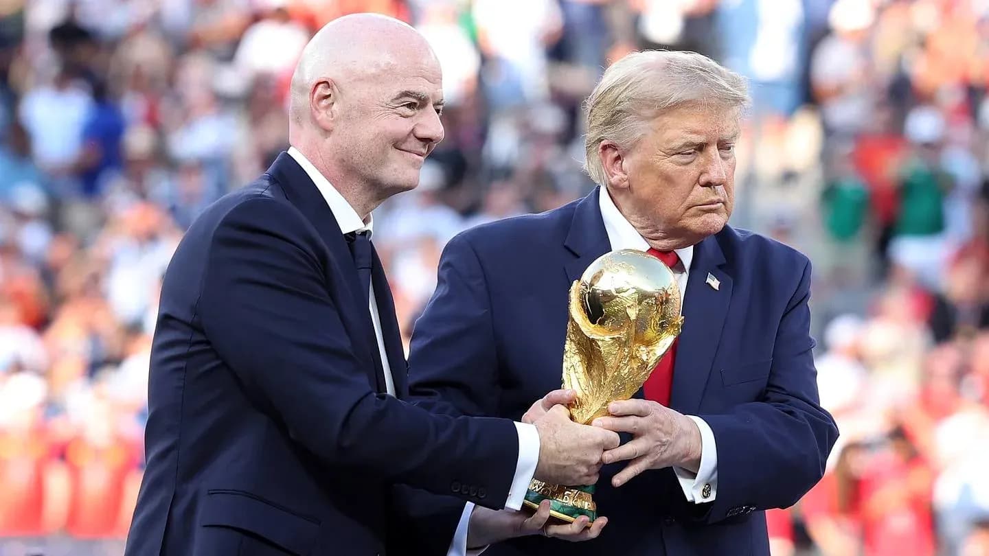 Gianni Infantino y Donald Trump sosteniendo el trofeo Gianni Infantino y Donald Trump sosteniendo el trofeo