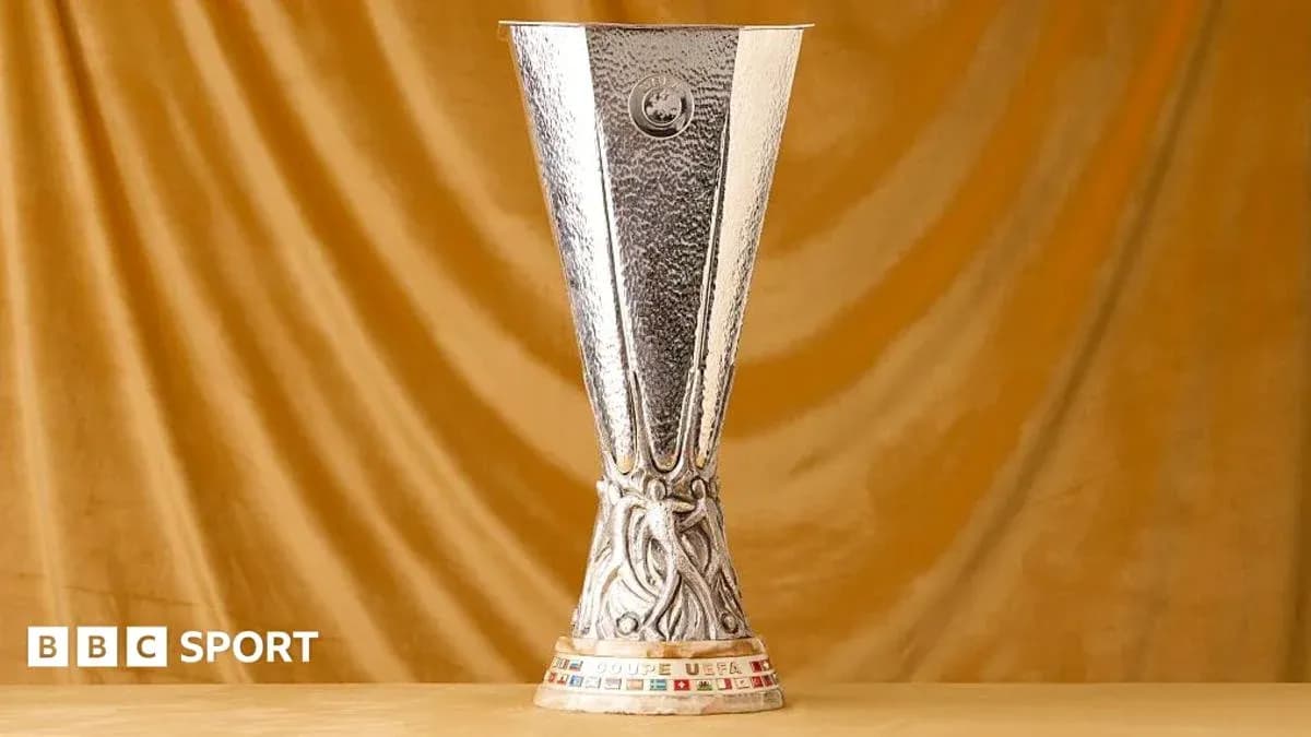 Trofeo de la UEFA Europa League sobre fondo dorado Trofeo de la UEFA Europa League sobre fondo dorado