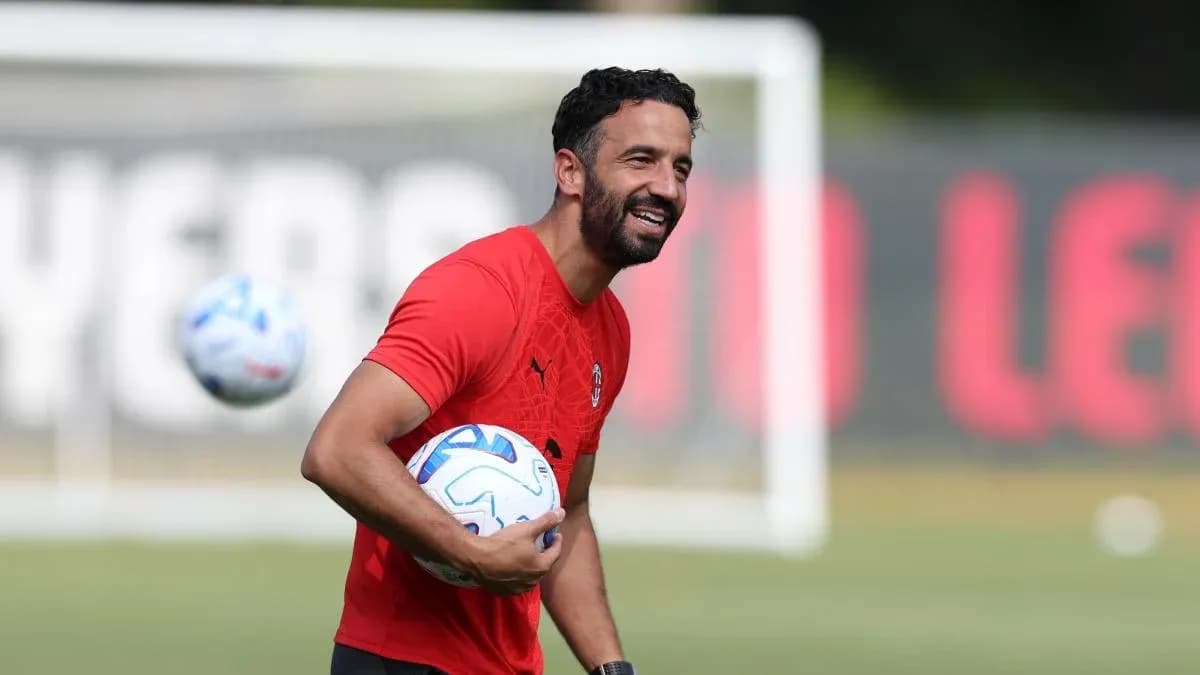 Entrenador sosteniendo un balón durante la práctica Entrenador sosteniendo un balón durante la práctica