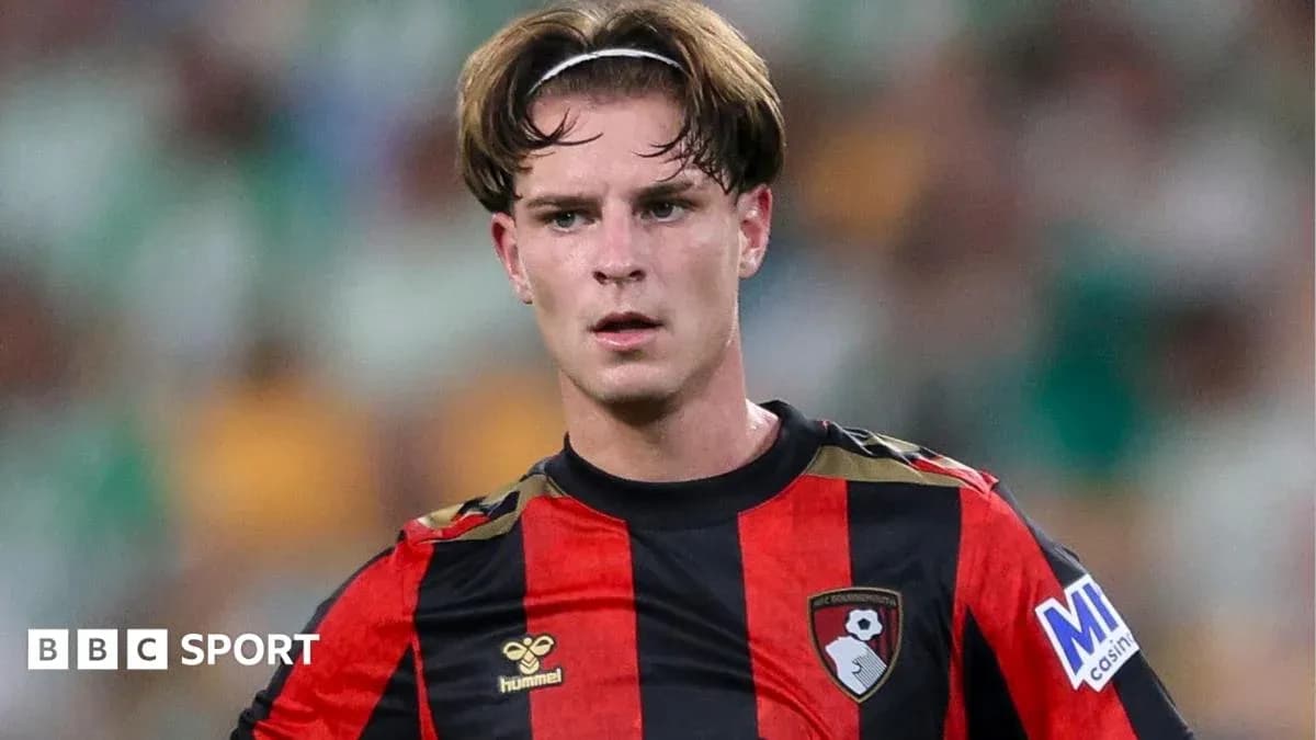 Jugador de Bournemouth en el campo durante el partido Jugador de Bournemouth en el campo durante el partido