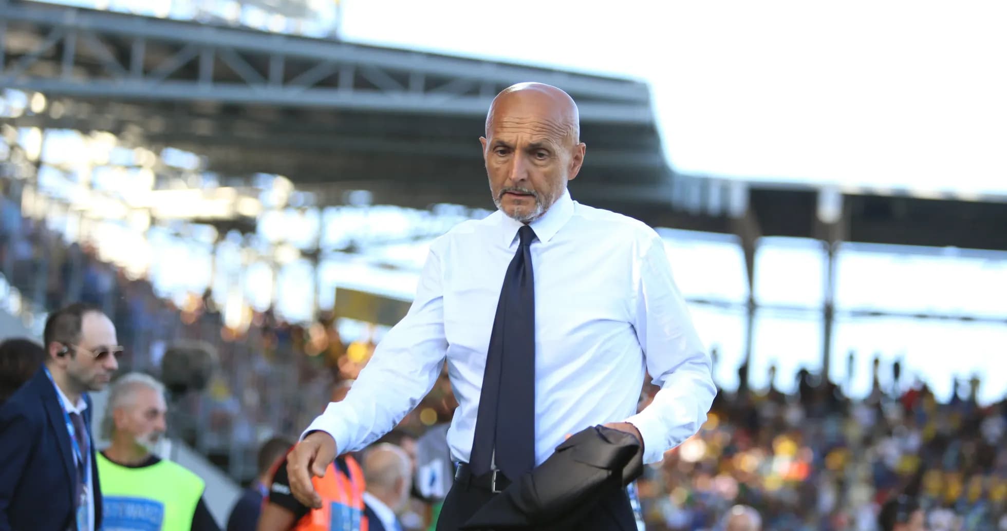 Entrenador saliendo del campo durante un partido Entrenador saliendo del campo durante un partido