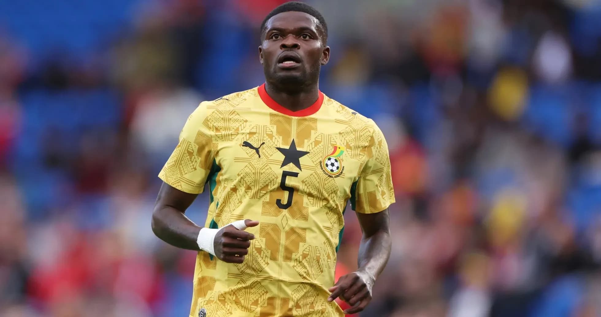 Jugador de Ghana con camiseta amarilla en el campo Jugador de Ghana con camiseta amarilla en el campo