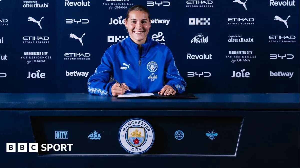 Jugadora firmando contrato en mesa de prensa Jugadora firmando contrato en mesa de prensa