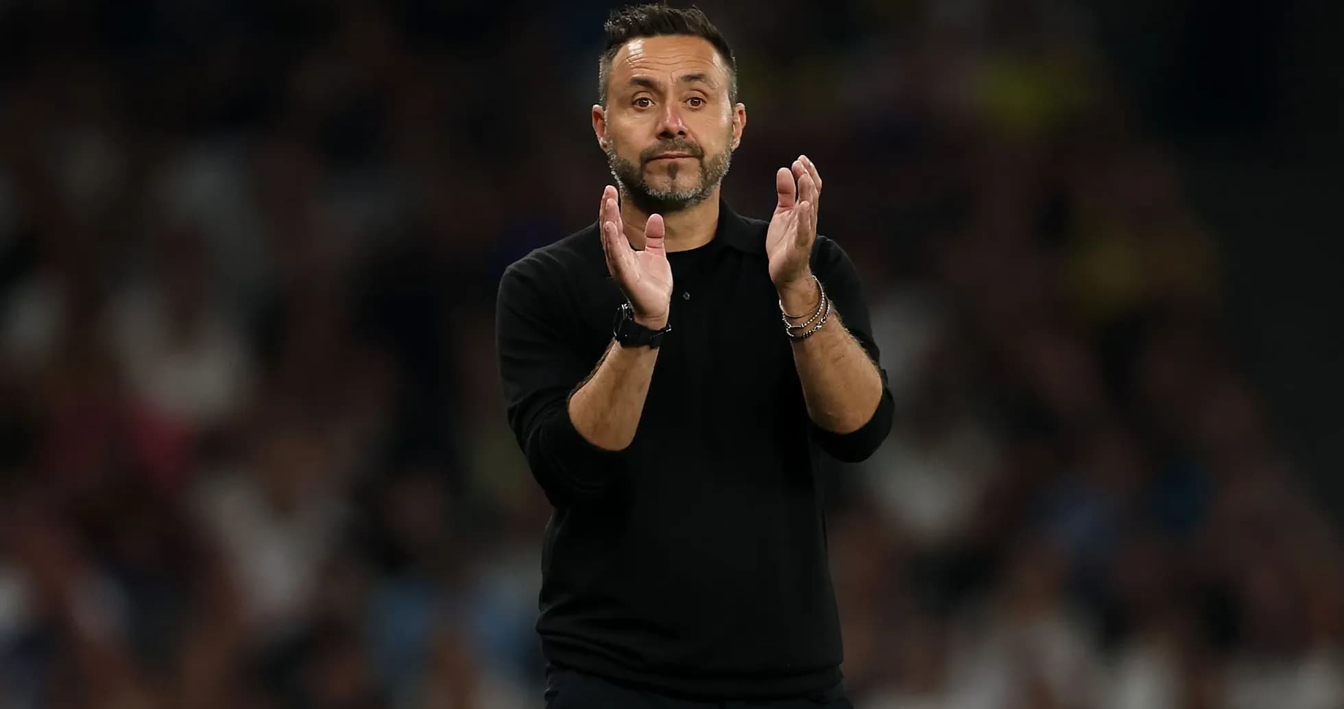 Entrenador aplaudiendo durante un partido Entrenador aplaudiendo durante un partido