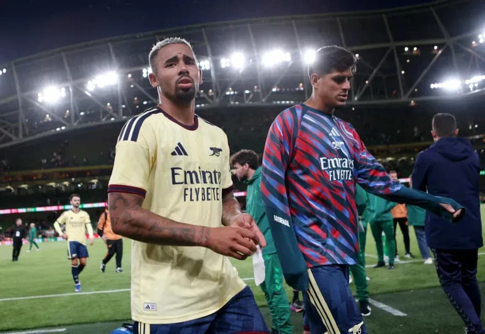 Jugadores de Arsenal saliendo del campo tras partido Jugadores de Arsenal saliendo del campo tras partido