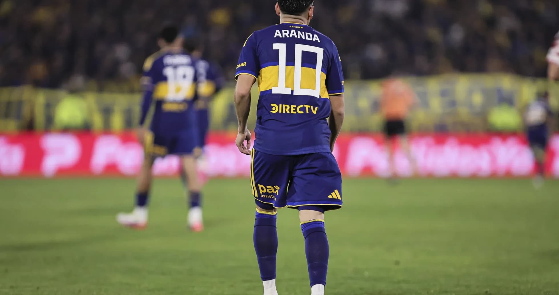 Jugador con camiseta 10 de Boca Juniors en el campo Jugador con camiseta 10 de Boca Juniors en el campo