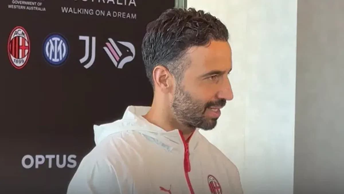 Entrevista a jugador con camiseta del AC Milan Entrevista a jugador con camiseta del AC Milan