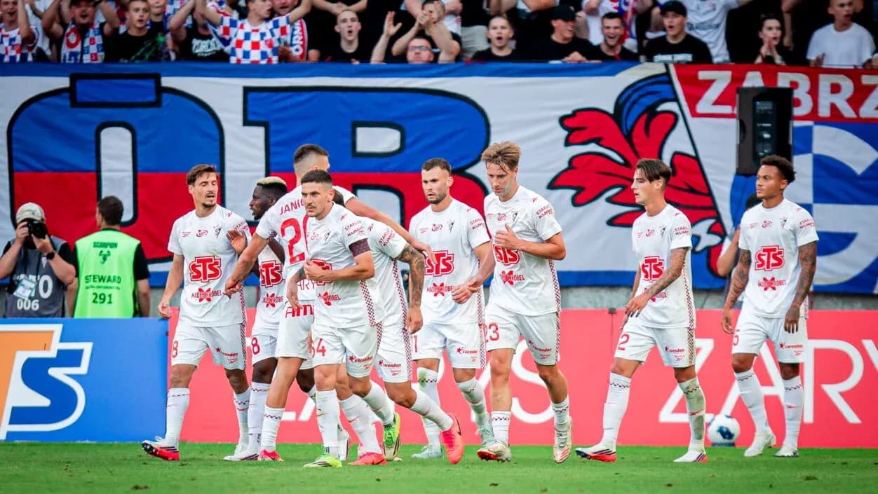 Jugadores de Górnik Zabrze celebrando un gol Jugadores de Górnik Zabrze celebrando un gol