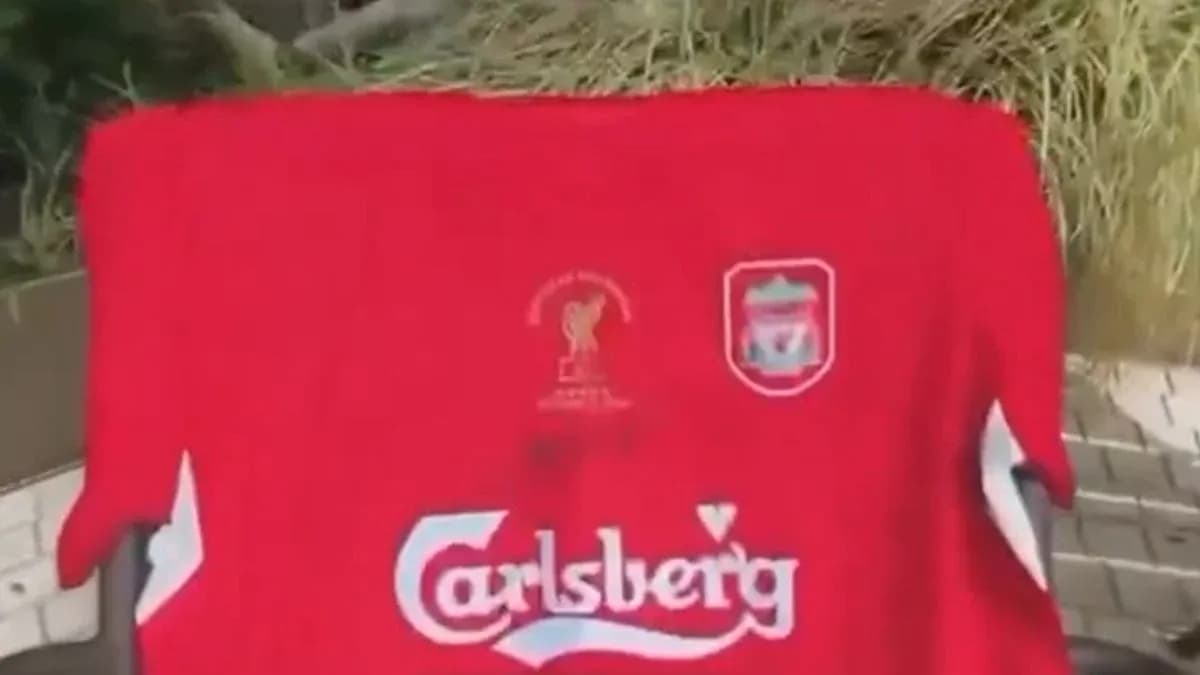 Camiseta roja de Liverpool con logotipos de patrocinador Camiseta roja de Liverpool con logotipos de patrocinador