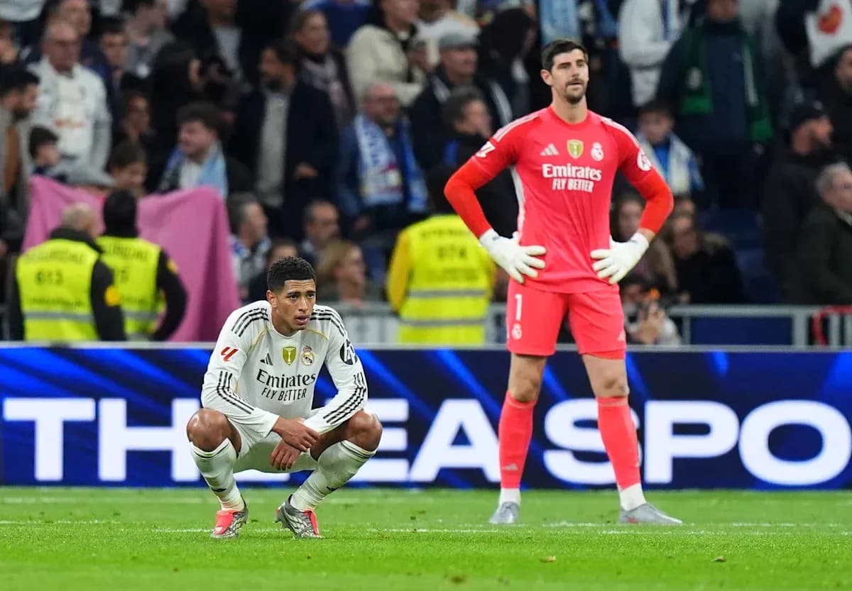 Jugadores de Real Madrid en el campo tras partido Jugadores de Real Madrid en el campo tras partido