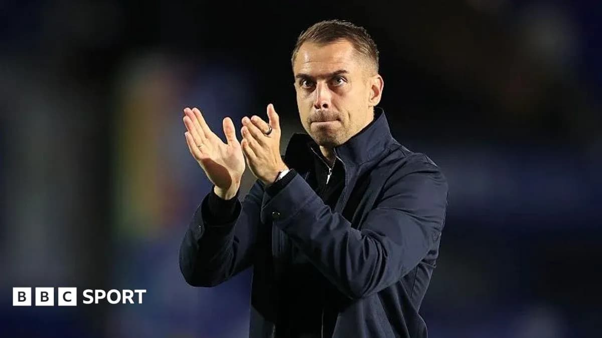 Entrenador aplaudiendo durante un partido Entrenador aplaudiendo durante un partido