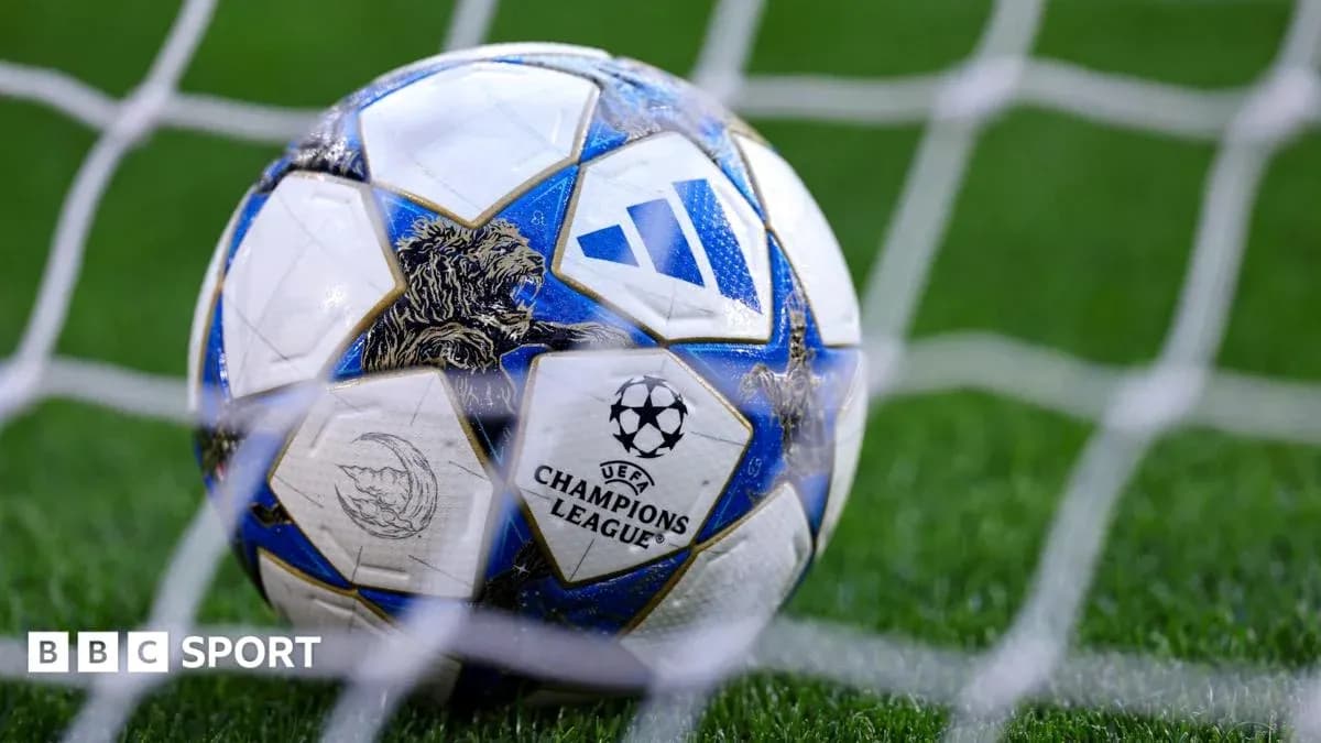 Balón de fútbol de la UEFA Champions League en red Balón de fútbol de la UEFA Champions League en red