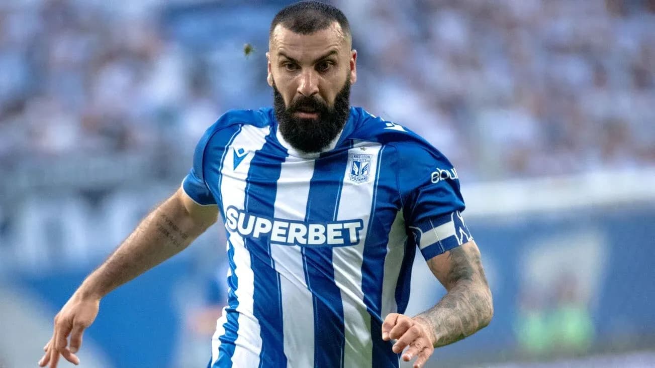 Jugador de Lech Poznan en acción durante el partido Jugador de Lech Poznan en acción durante el partido