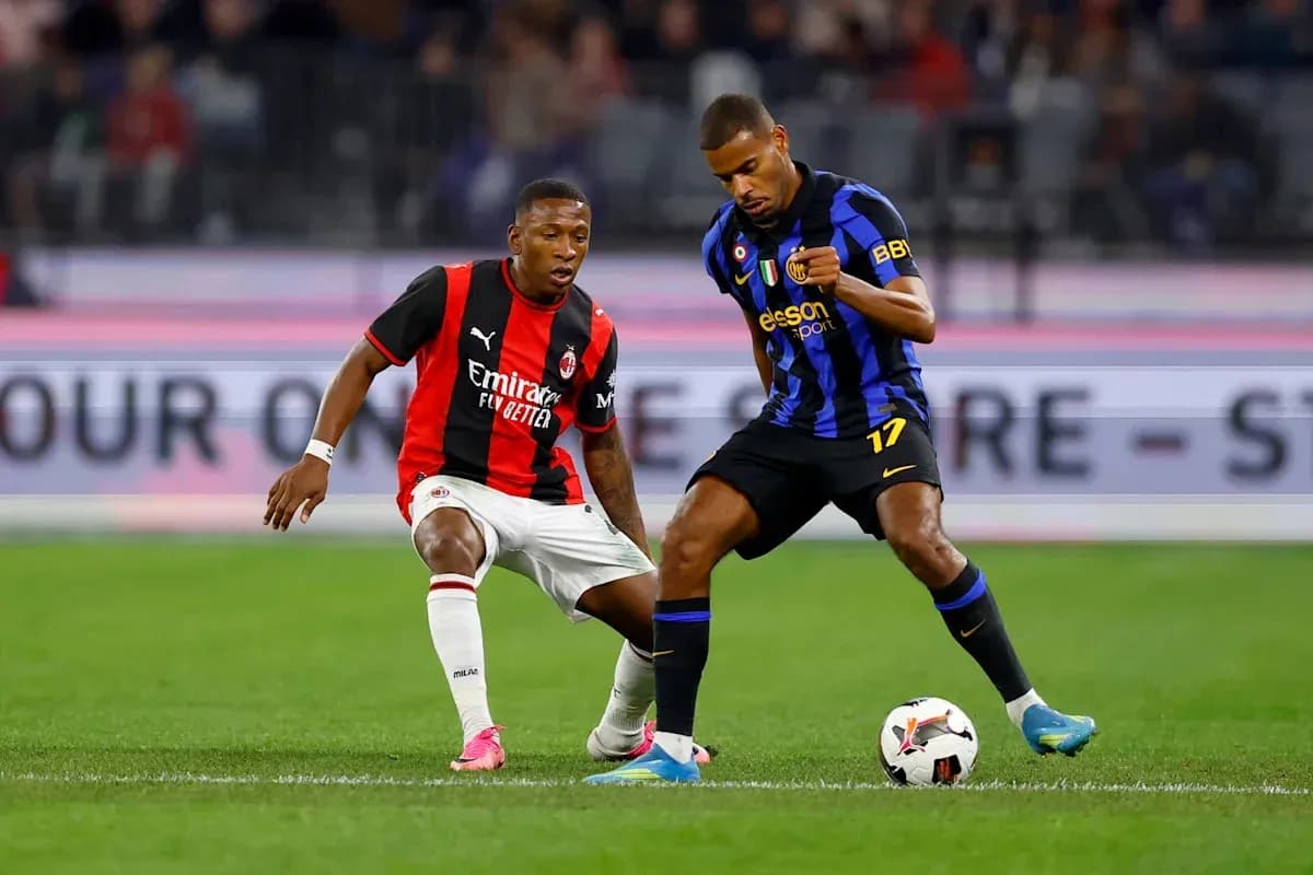 Jugadores de AC Milan e Inter de Milán en acción Jugadores de AC Milan e Inter de Milán en acción