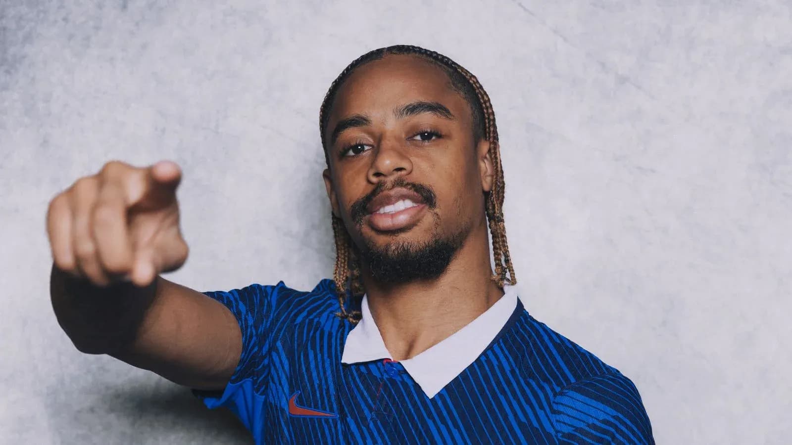 Jugador apuntando mientras viste camiseta azul Jugador apuntando mientras viste camiseta azul