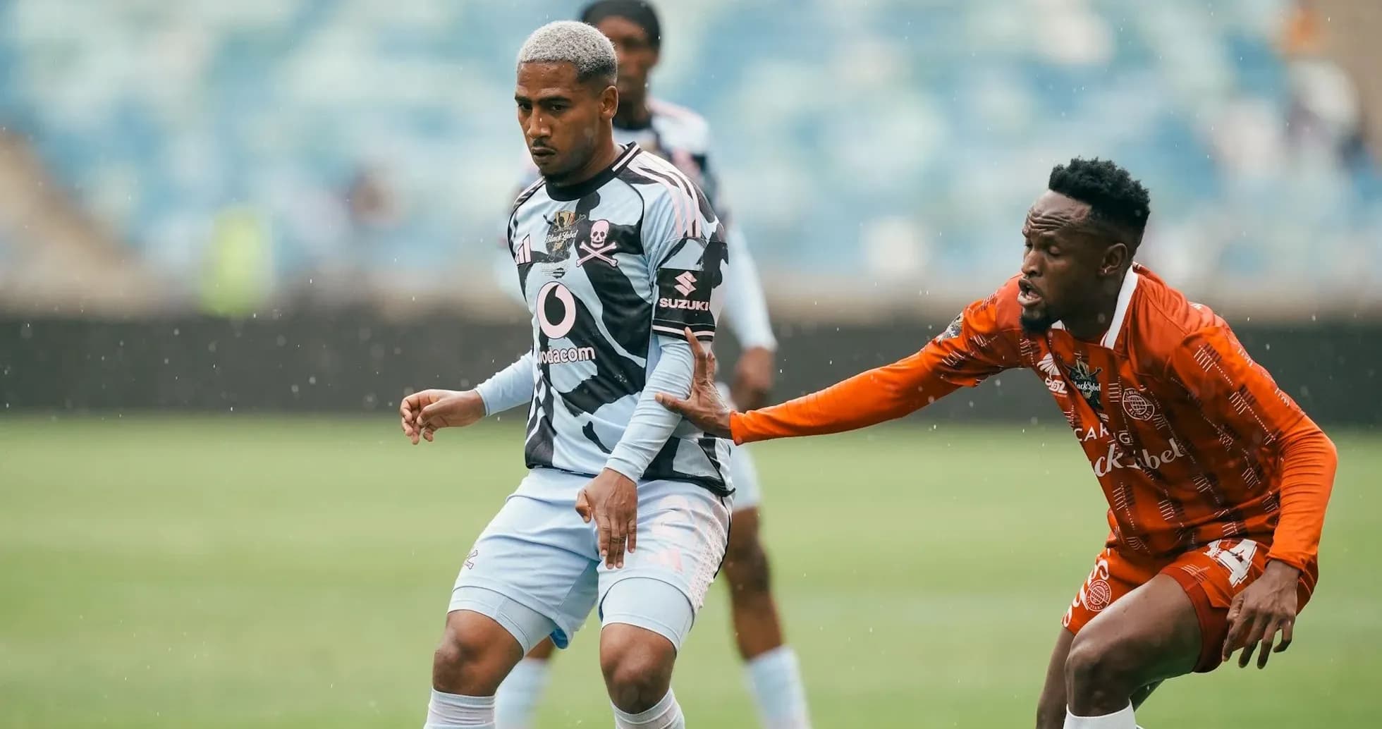 Jugador de fútbol esquivando a un oponente en campo Jugador de fútbol esquivando a un oponente en campo