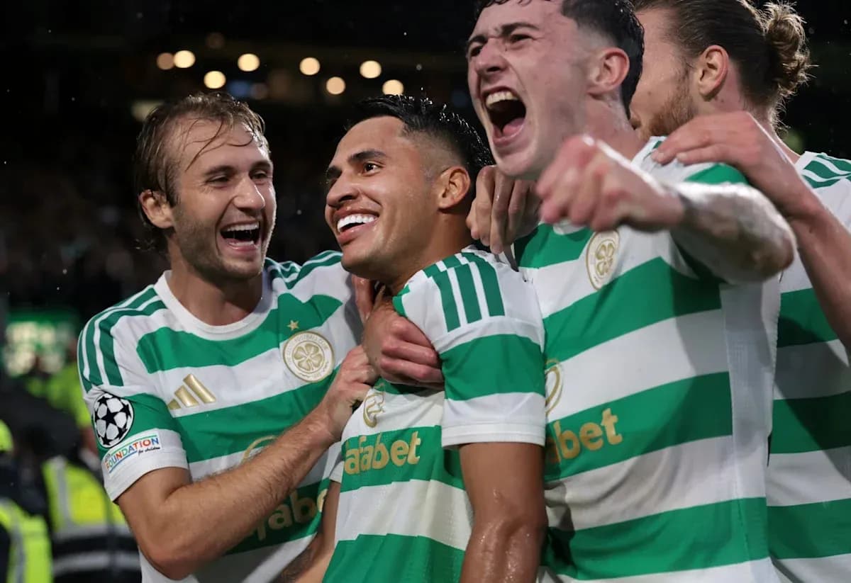 Jugadores de Celtic celebrando un gol juntos Jugadores de Celtic celebrando un gol juntos