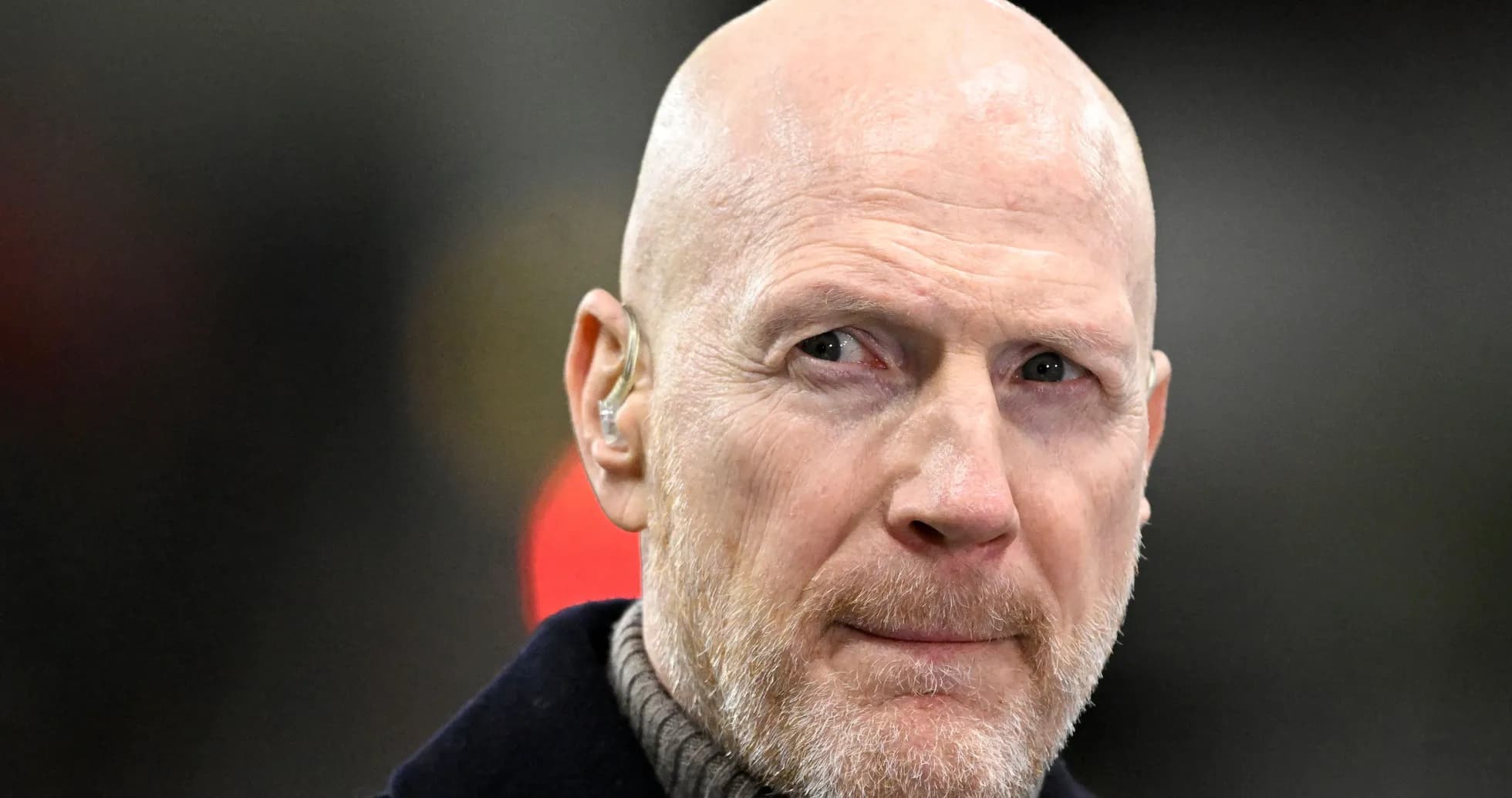 Hombre con auricular en un entorno deportivo Hombre con auricular en un entorno deportivo