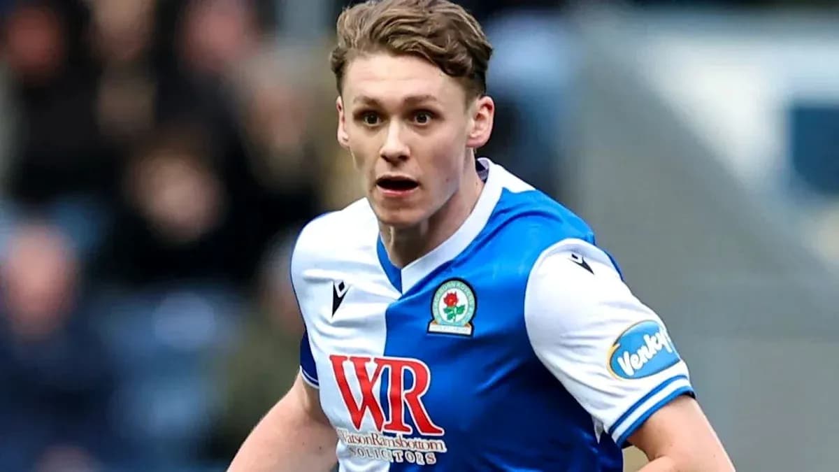 Jugador de Blackburn Rovers corriendo por el campo Jugador de Blackburn Rovers corriendo por el campo