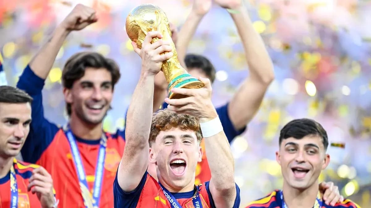 Jugador de España levantando el trofeo de la Copa Mundial Jugador de España levantando el trofeo de la Copa Mundial