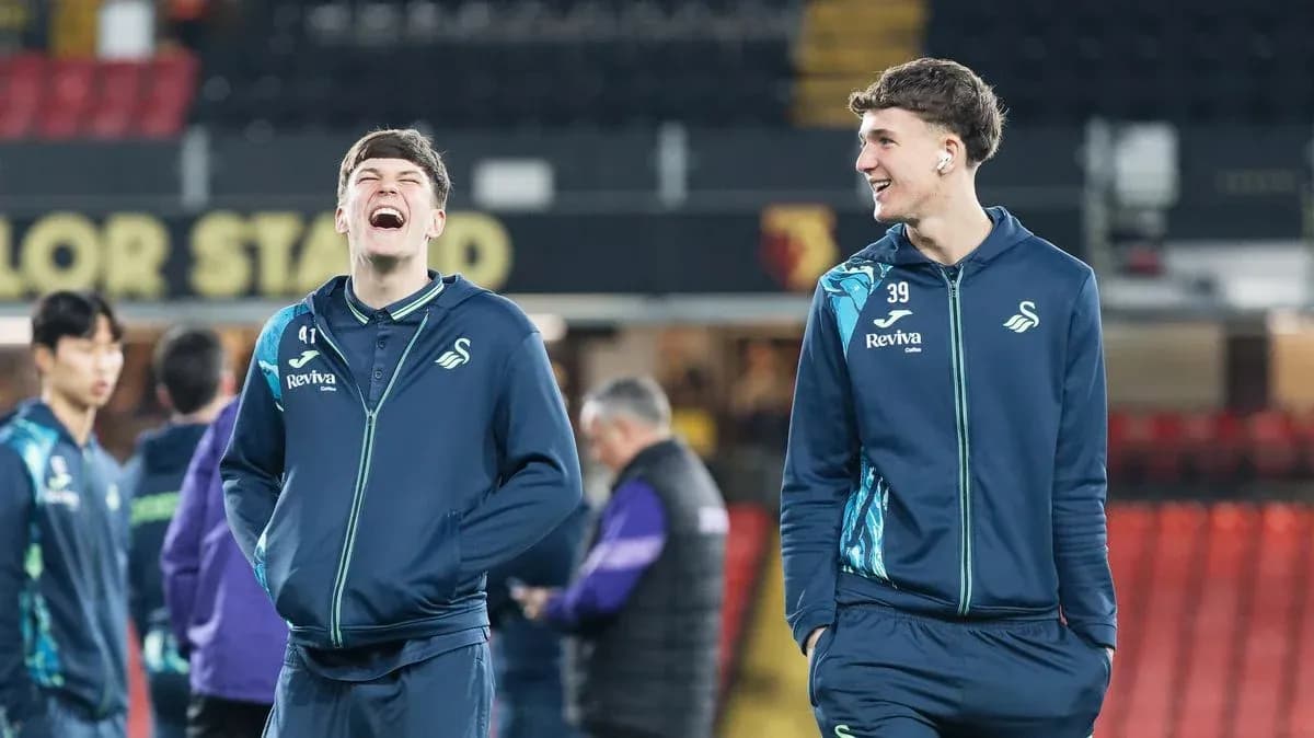 Jugadores de Swansea City riendo durante calentamiento Jugadores de Swansea City riendo durante calentamiento