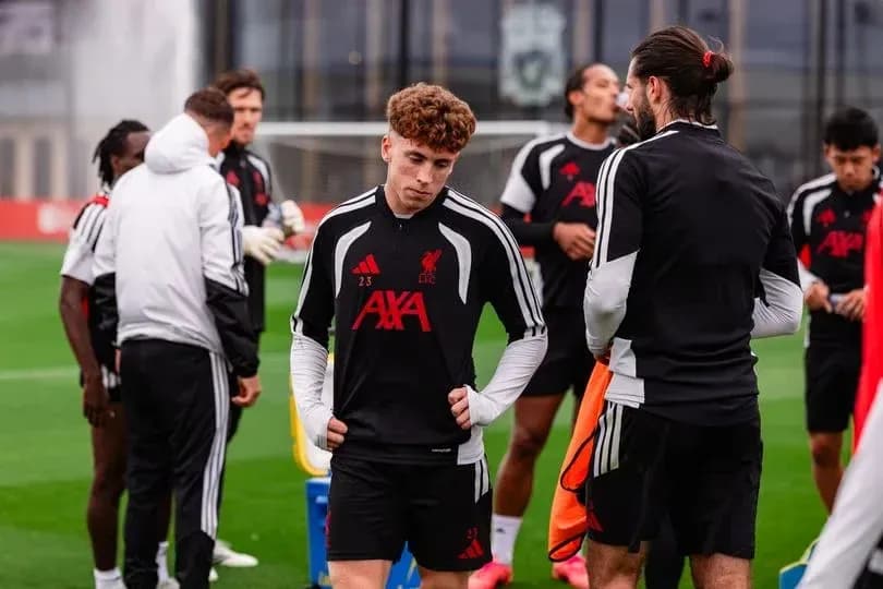 Jugadores de Liverpool durante sesión de entrenamiento Jugadores de Liverpool durante sesión de entrenamiento