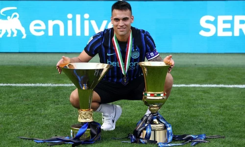 Jugador de Inter de Milán con trofeos en el campo Jugador de Inter de Milán con trofeos en el campo