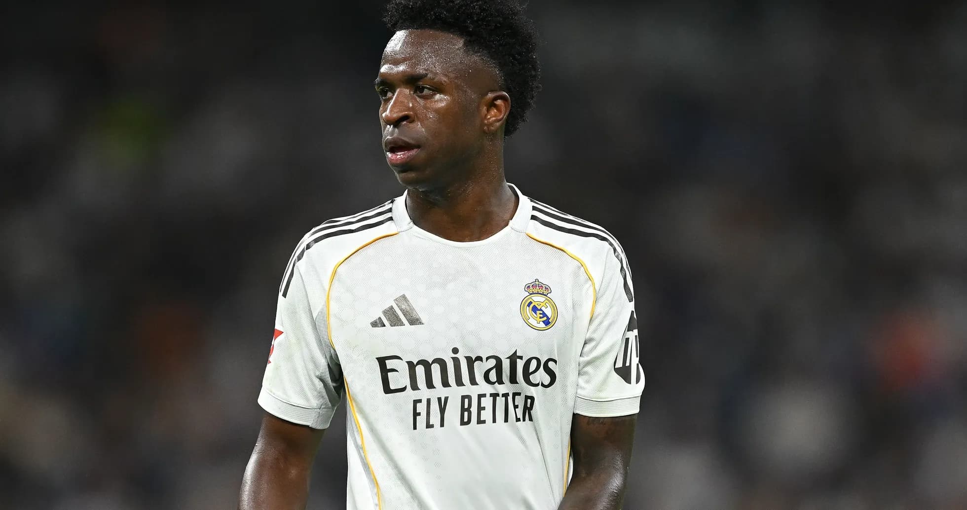Jugador de Real Madrid en camiseta blanca durante partido Jugador de Real Madrid en camiseta blanca durante partido