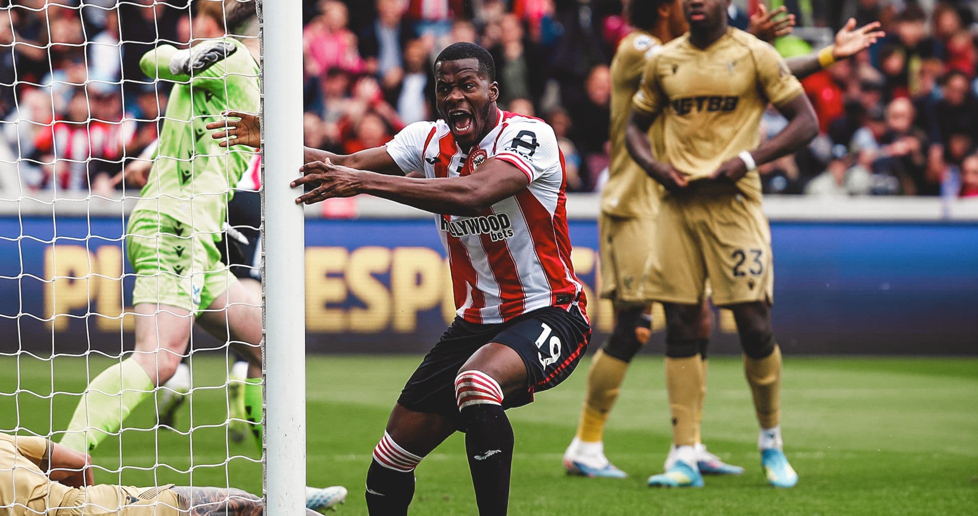 Jugador de Brentford celebrando un gol Jugador de Brentford celebrando un gol