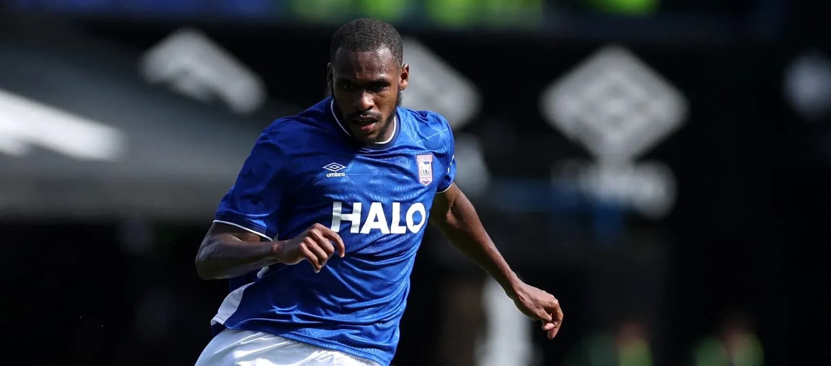 Jugador de Ipswich Town corriendo con el balón Jugador de Ipswich Town corriendo con el balón
