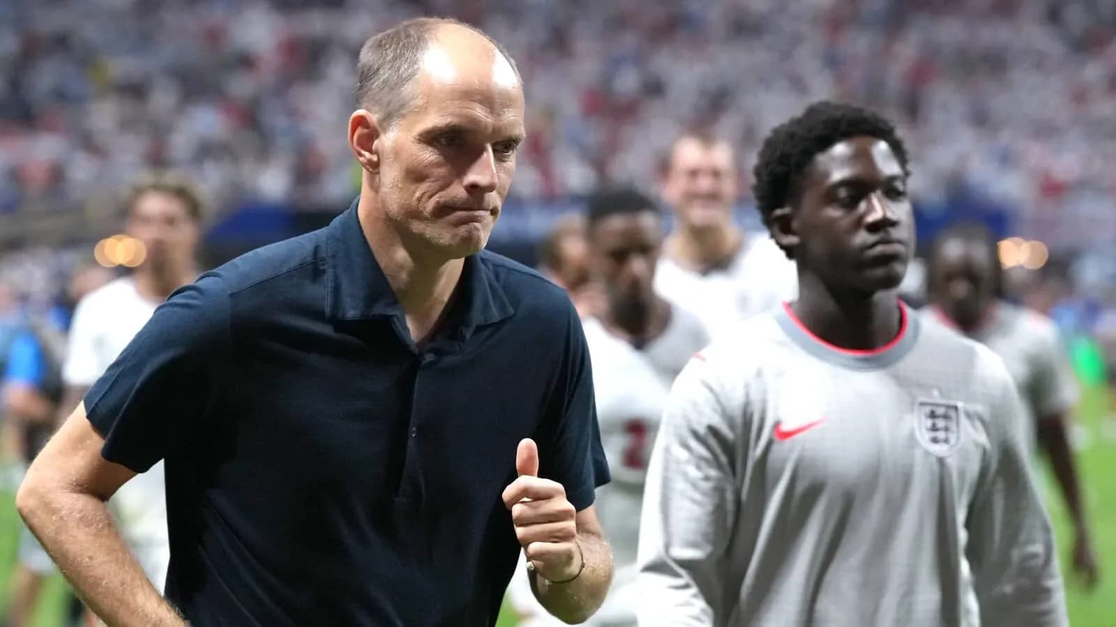 Entrenador y jugador caminando tras el partido Entrenador y jugador caminando tras el partido