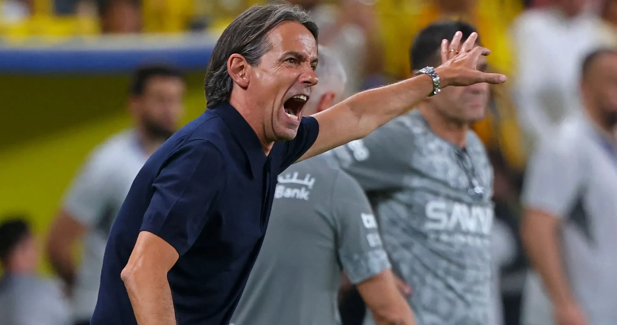 Entrenador dirigiendo a su equipo durante el partido Entrenador dirigiendo a su equipo durante el partido