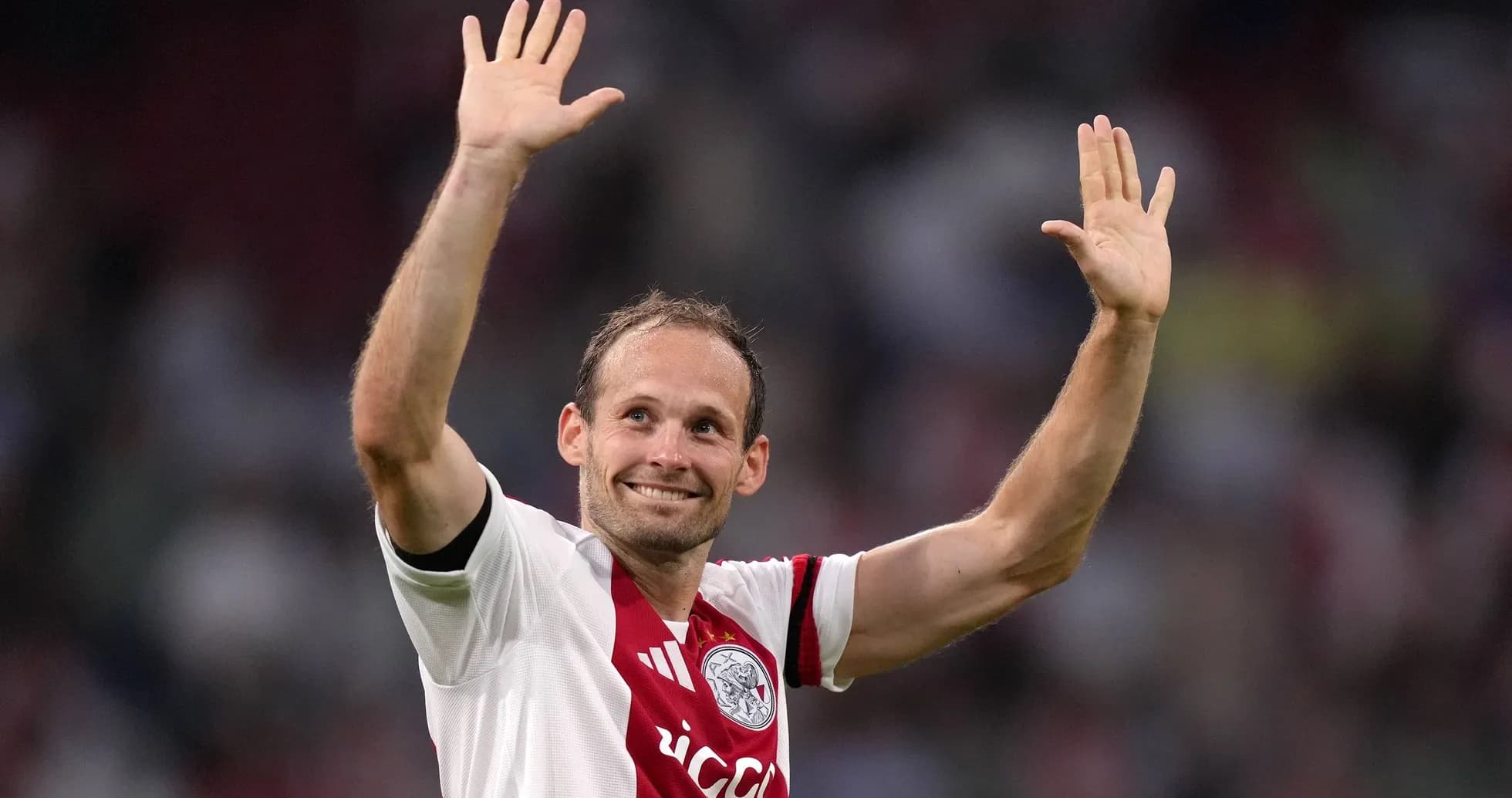 Jugador de Ajax saludando a los aficionados Jugador de Ajax saludando a los aficionados