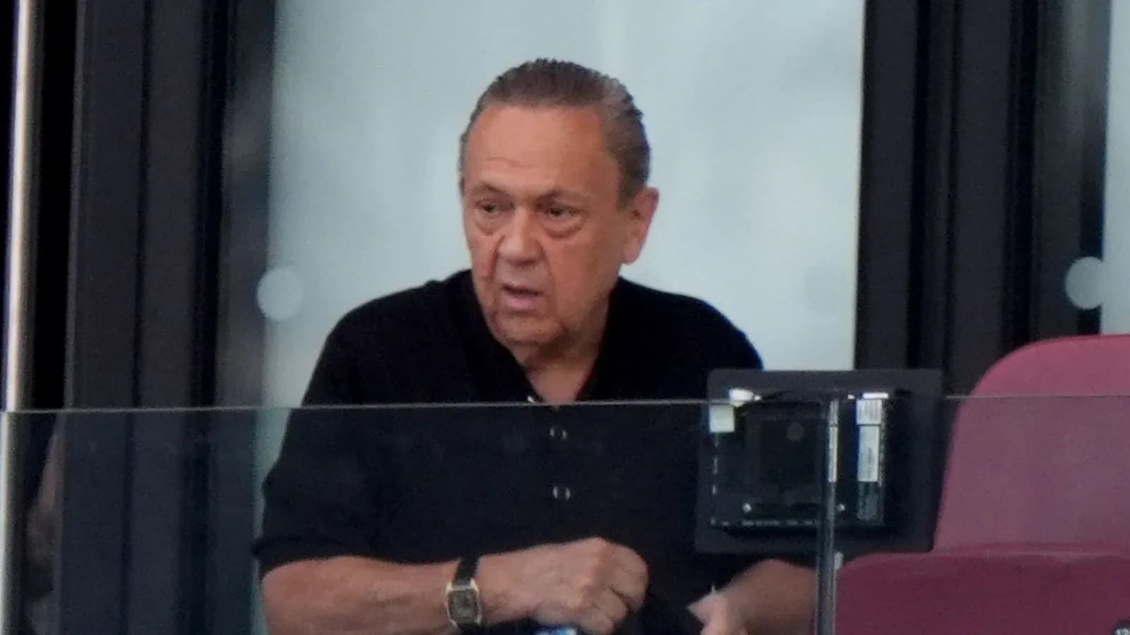 Hombre observando desde un palco en el estadio Hombre observando desde un palco en el estadio