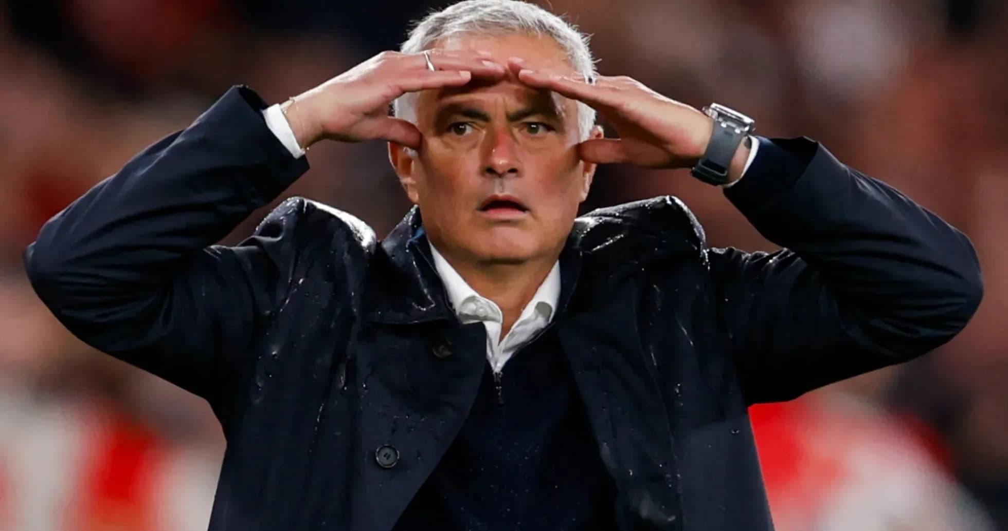 Entrenador observando el partido desde la línea de banda Entrenador observando el partido desde la línea de banda