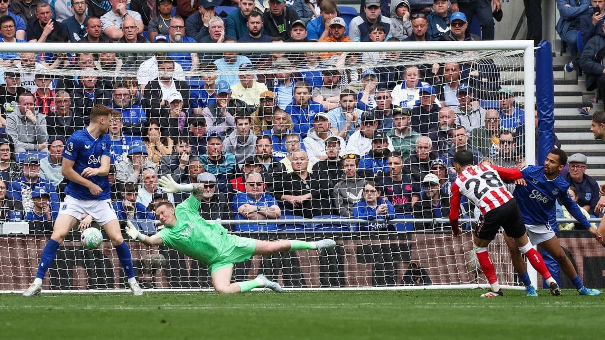 Jugador de Sunderland disparando a puerta contra Everton Jugador de Sunderland disparando a puerta contra Everton