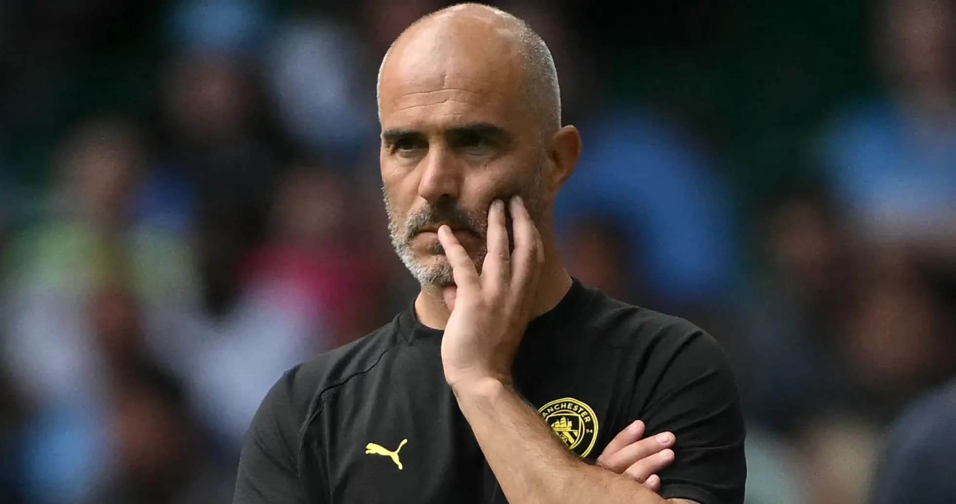 Entrenador con mano en la cara durante partido Entrenador con mano en la cara durante partido